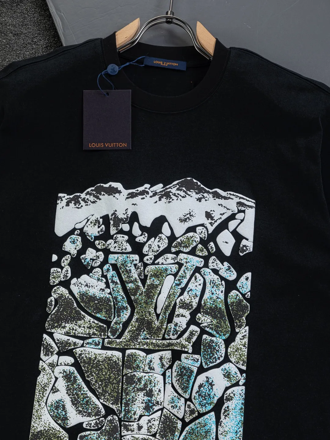 🅿️190 Louis Vuitton 1V LV lv slightly wide version S-XL LV 26ss new products are available at counters at the same time. Multiple craftsmanship Snow Mountain🏔️Ski⛷️Flocked Foam Print Ski⛷️ series T-shirts, the front foam print combines snow mountains, forests and abstract cracks, with the LV logo hidden, full of artistic sense. Round neck short-sleeved T-shirt, same style for men and women! Consigned to one-to-one creation. Synchronized with the official website, pure cotton fabrics at the counter! It is close to the skin and comfortable, durable and easy to wear. It has a classic and simple logo design and meticulous original craftsmanship. Short-sleeves, a must-have item for men, do not appear to be the same for the general public, but must be unique and eye-catching. This LV short-sleeve is all about quality, comfort, the same shape and fashion as always, including fabrics and cutting techniques. All of them have been made with great effort! 320 grams of washed pure cotton fabric, pure cotton is breathable, very refreshing and comfortable for daily wear. The rib knitting on the neckline is smooth and tight, and the neckline will not be skewed if you toss it at will. The loose version, you will find that it looks really good on the upper body. The overall is minimalist and neat, super versatile for daily use! Pair it casually with a pair of pants for a youthful look. A T-shirt will make your outfit crazy. It is a fashionable item that can never go wrong! Color: Black White Size: S-XL Size chart: S: Shoulder width 50-Bust 56-Length 70 M: Shoulder width 52-Bust 57-Length 72 L: Shoulder width 54-Bust 59-Length 74 XL: Shoulder width 56-Bust 62-Length 76